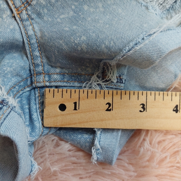 Hollister Low Rise Distressed Jean Short - Size 00 w23 - white spots print - Picture 8 of 10